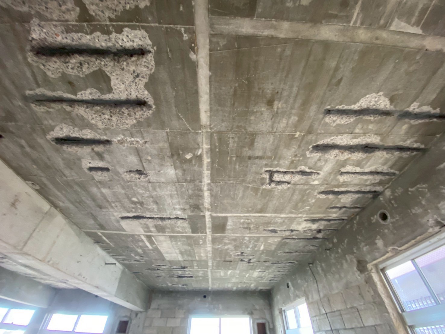 天井の鉄筋露出